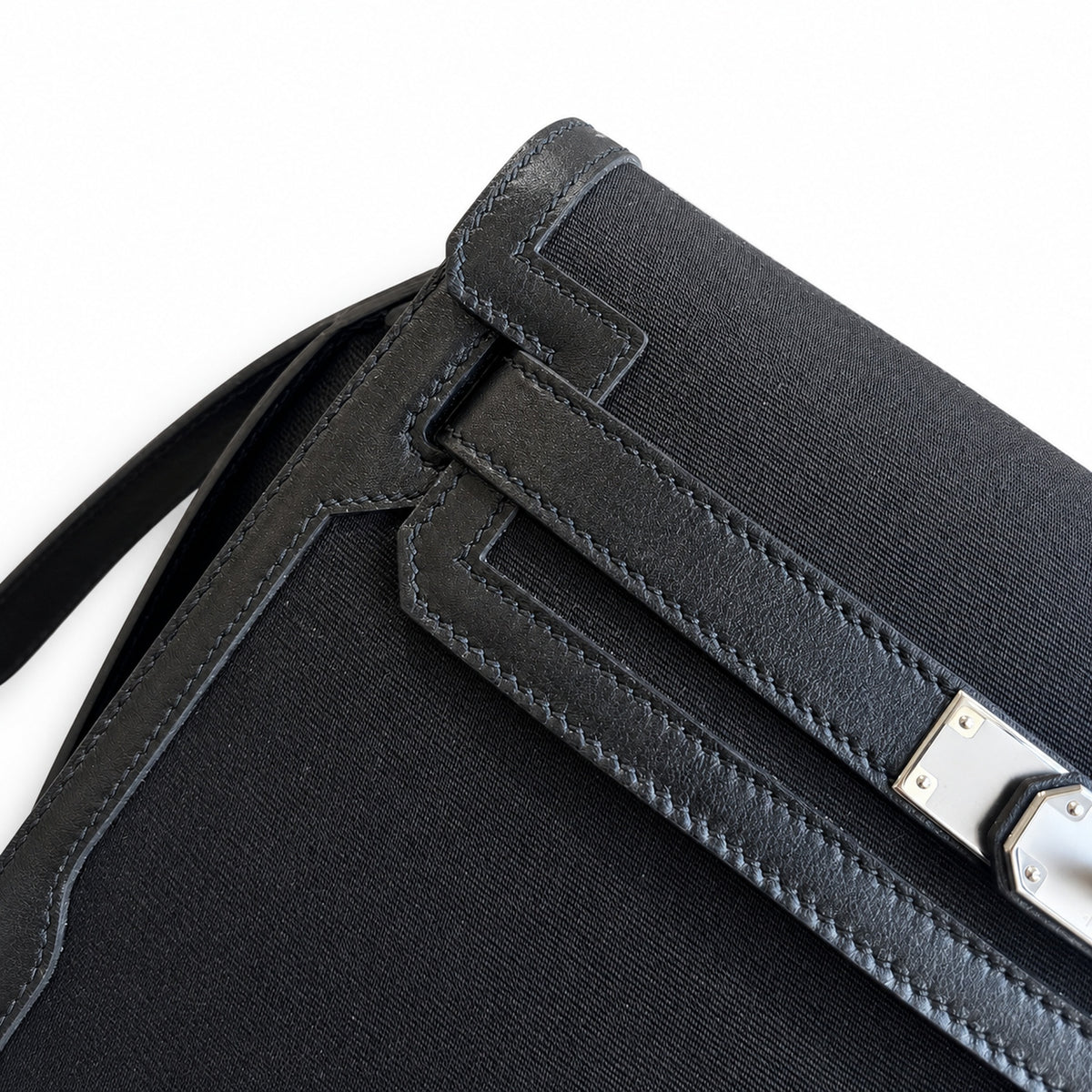 Sophisticated Compact Carry: Kelly Depeches 25cm Swift Leather with Shoulder Strap