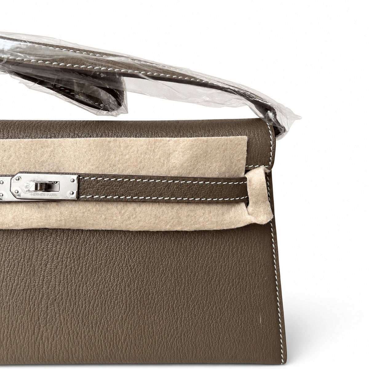 Classic Hand-Carry Silhouette: Kelly Family Underarm Shoulder Bag