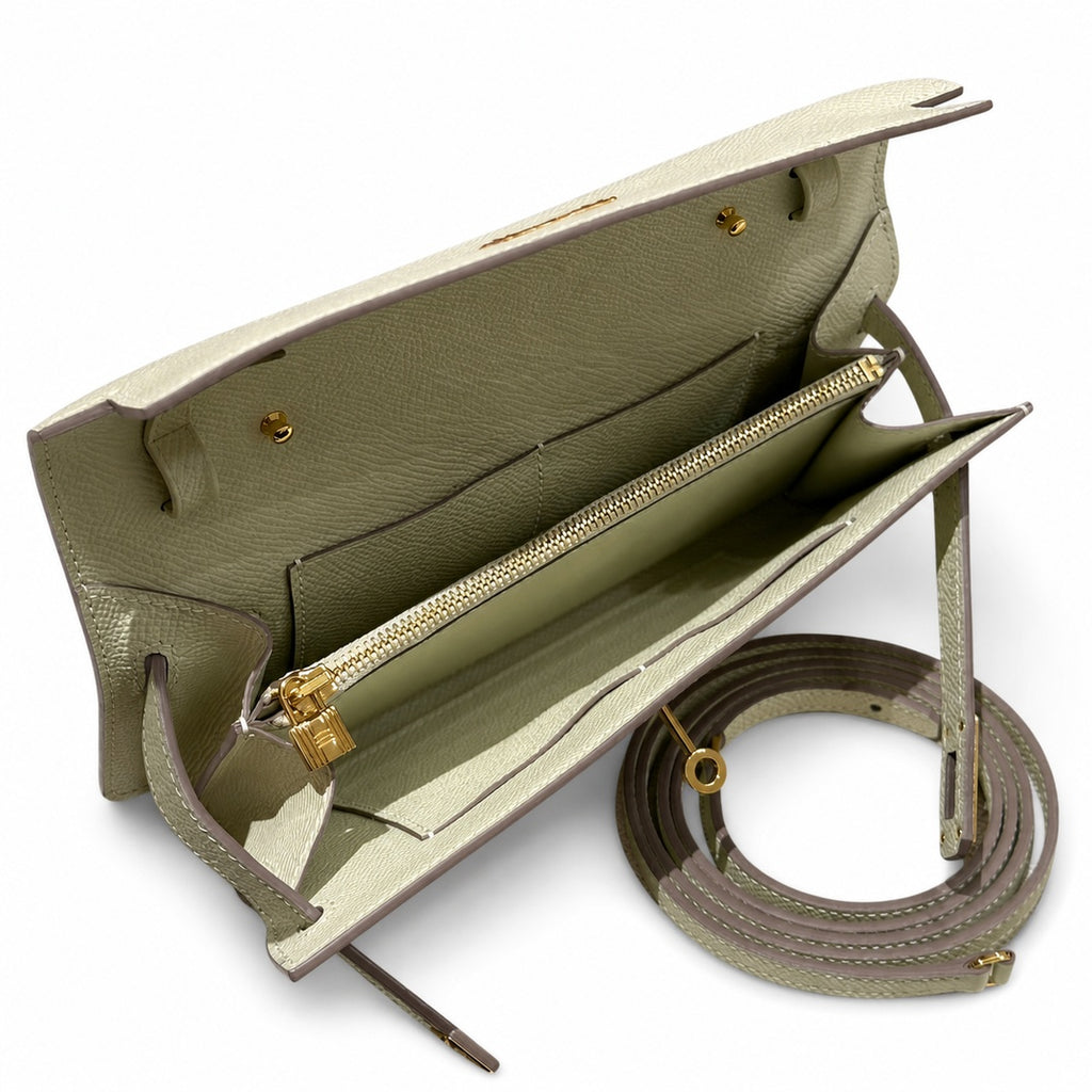 Kelly to go Color: ck10/Craie Size: 19*11.5*1.5cm Leather: Epsom Hardware: Gold Kelly crossbody bag, Milkshake White, cowhide, Gold Buckle, handmade — Compact Pochette Clutch