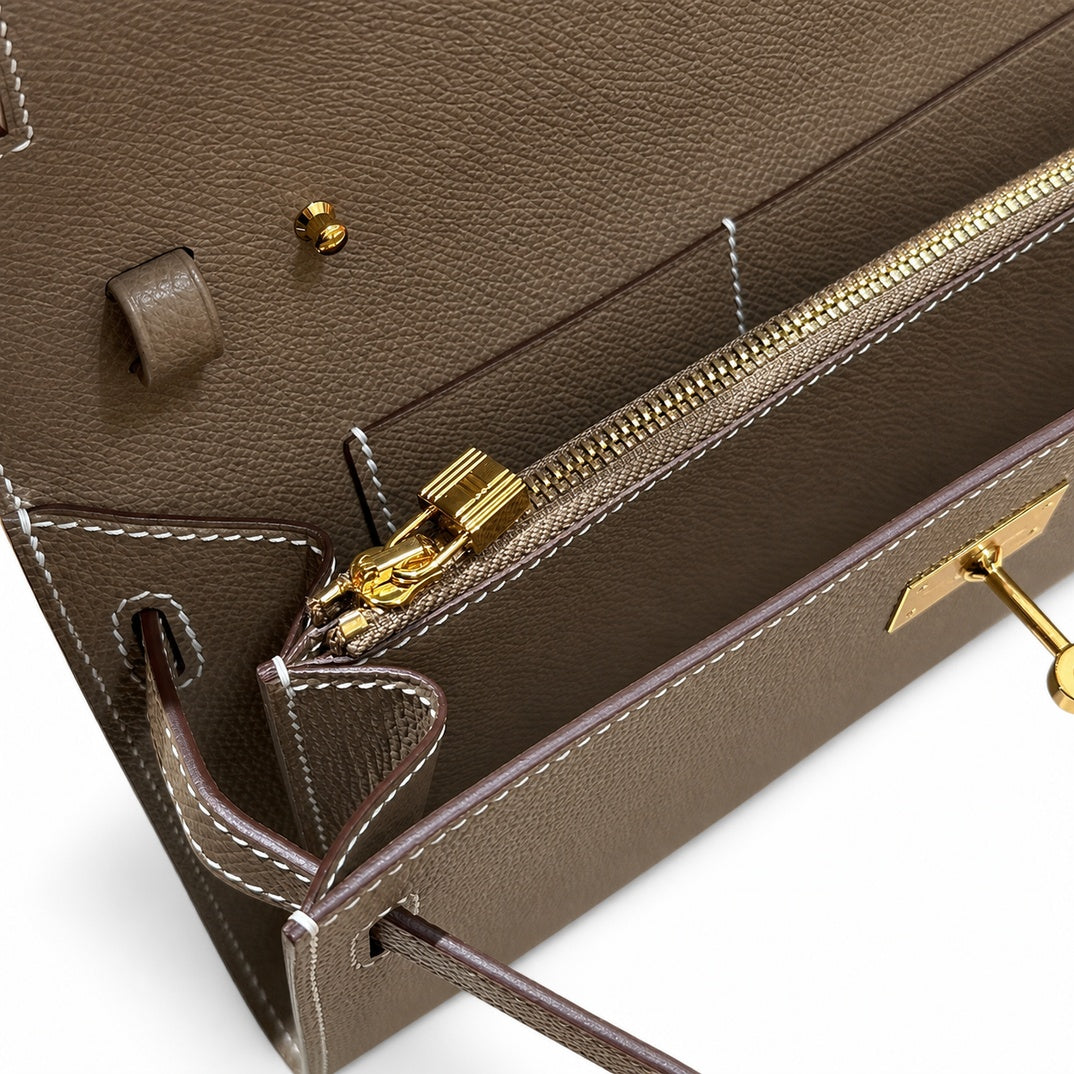 Kelly to go Color: ck18/etoupe Size: 19*11.5*1.5cm Leather: Epsom Hardware: Gold Kelly shoulder crossbody bag, Elephant Gray, cowhide, Gold Buckle — Refined Small Hand-Carry Bag