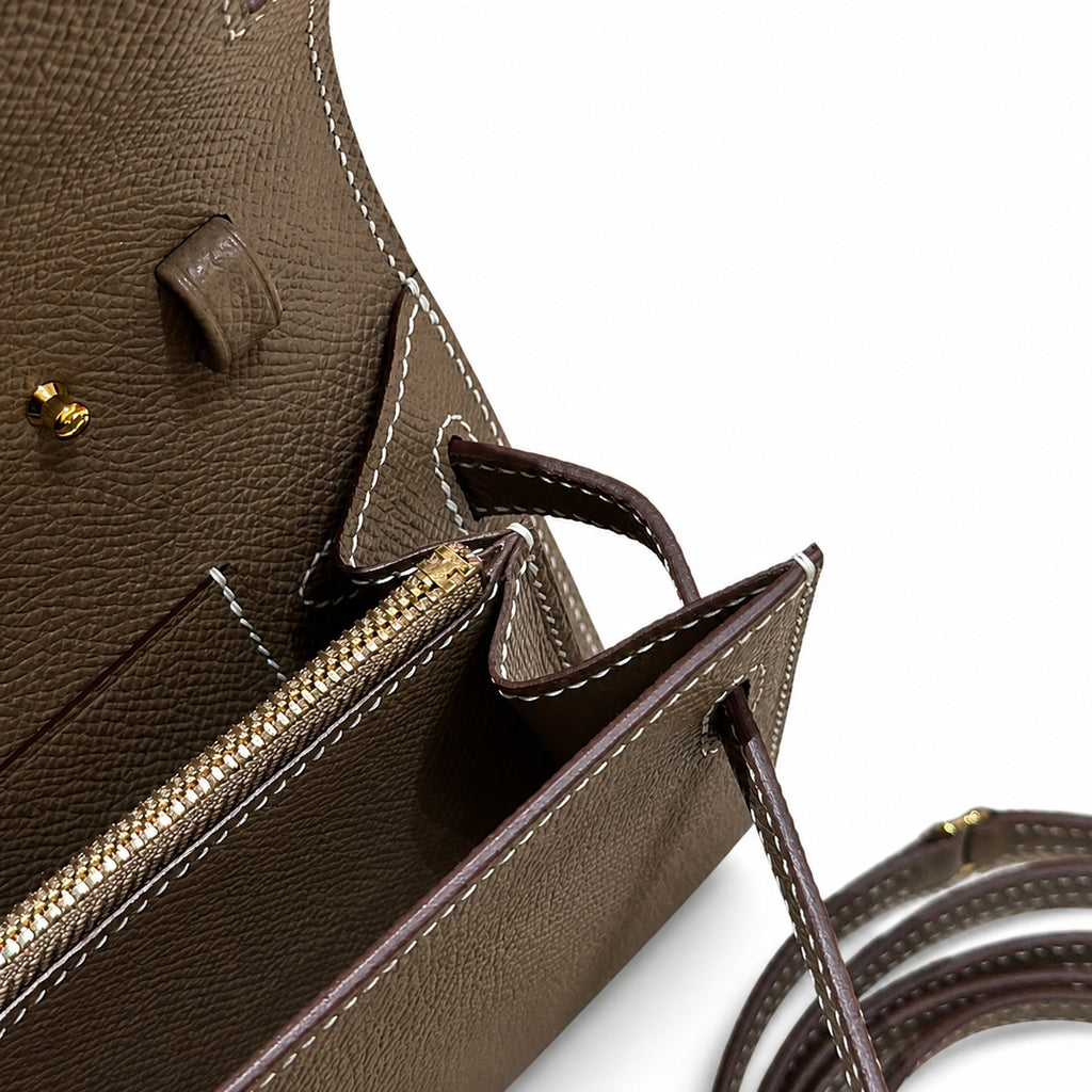 Kelly to go Color: ck18/etoupe Size: 19*11.5*1.5cm Leather: Epsom Hardware: Gold Kelly shoulder crossbody bag, Elephant Gray, cowhide, Gold Buckle — Refined Small Hand-Carry Bag
