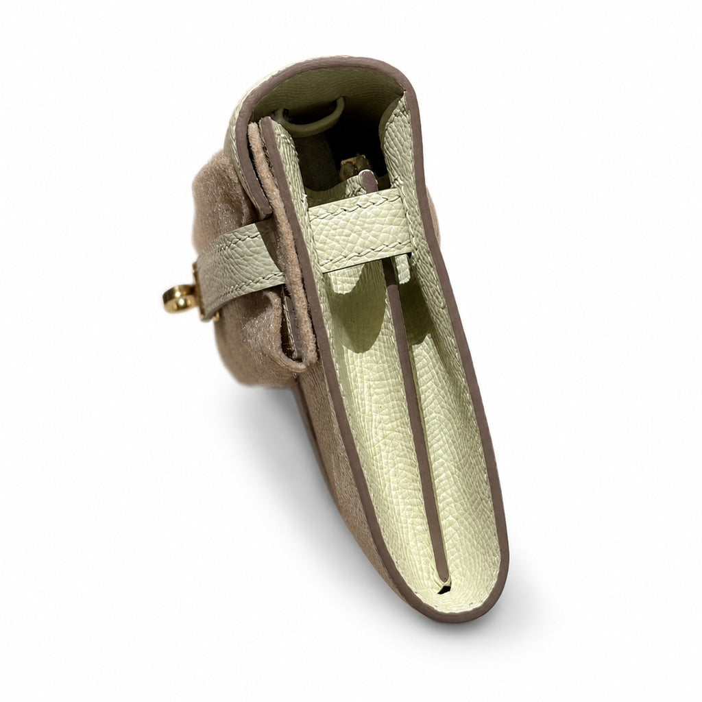 Kelly to go Color: ck10/Craie Size: 19*11.5*1.5cm Leather: Epsom Hardware: Gold Kelly crossbody bag, Milkshake White, cowhide, Gold Buckle, handmade — Compact Pochette Clutch
