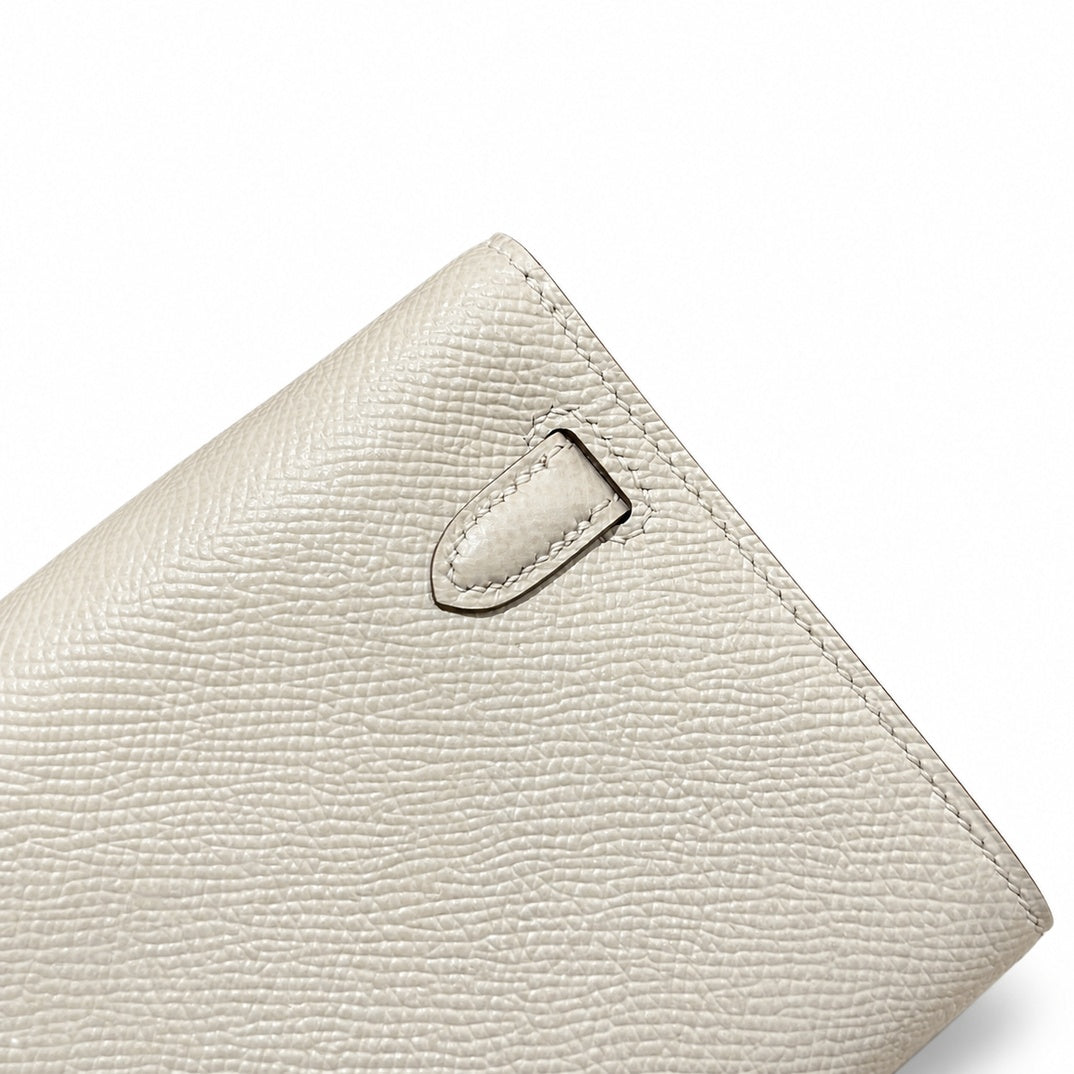 Kelly to go Color: ck10/Craie Size: 19*11.5*1.5cm Leather: Epsom Hardware: Gold Kelly crossbody bag, Milkshake White, cowhide, Gold Buckle, handmade — Compact Pochette Clutch