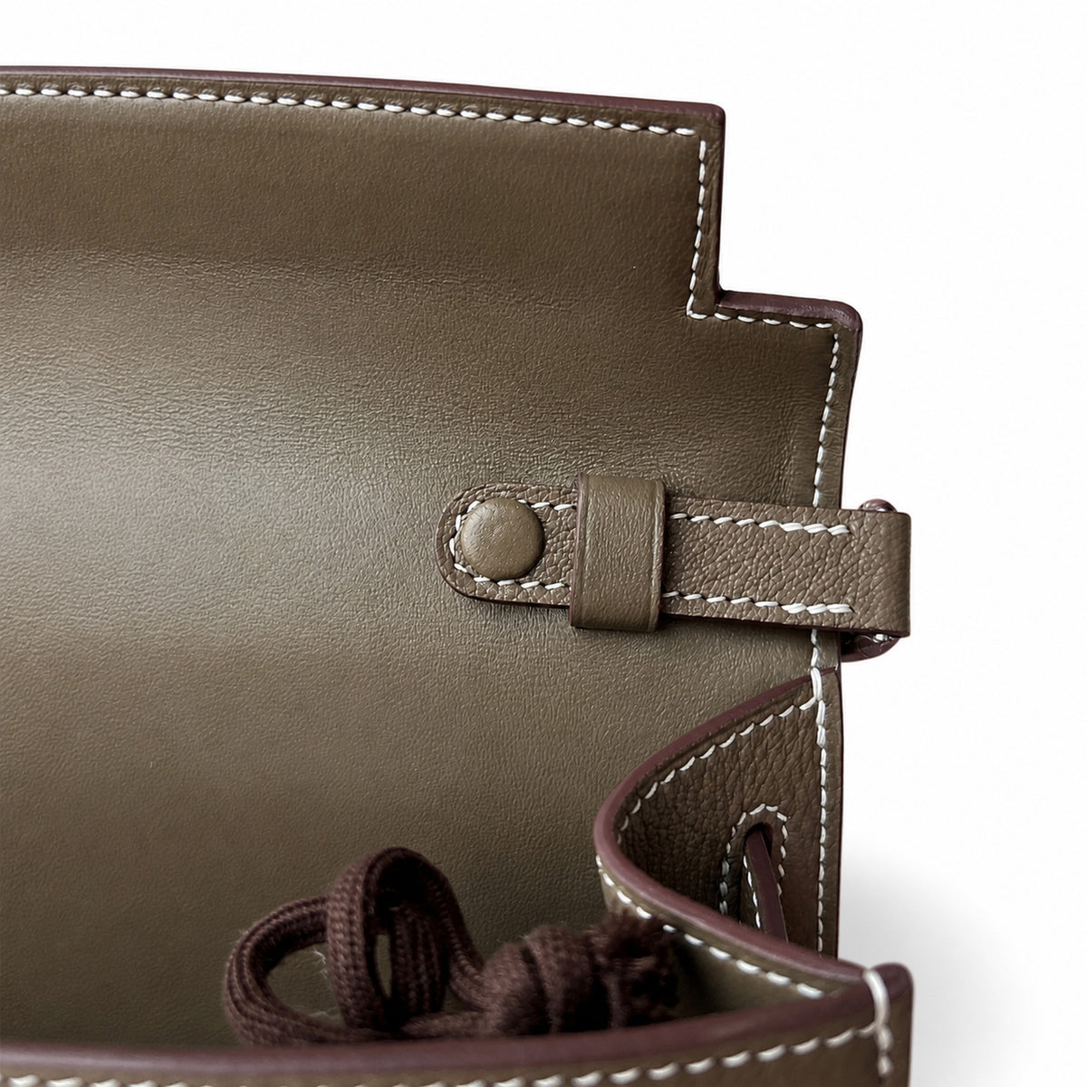 Classic Hand-Carry Silhouette: Kelly Family Underarm Shoulder Bag